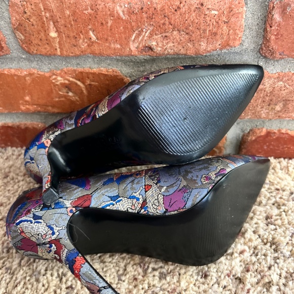 Charles David Patterned Heels Size 7 - Picture 6 of 7